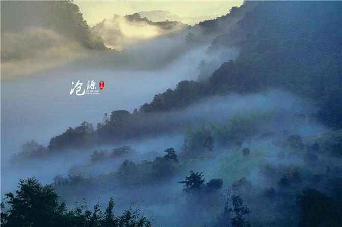 晕染短袖搭配开叉牛仔裤，穿出时尚潮流感，你觉得好看吗？游戏画面